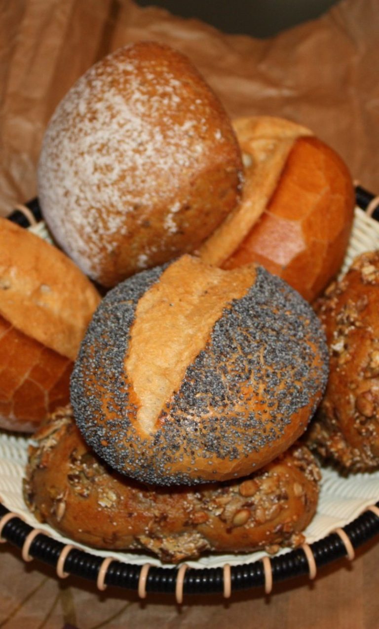 Auf Wunsch beliefern wir Sie jeden Morgen mit frischen Brötchen !